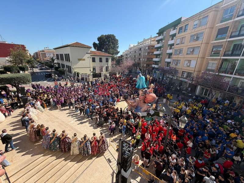 Lectura de Premios de los Monumentos falleros 2026 en la plaza del Ayuntamiento de Paterna.EPDA