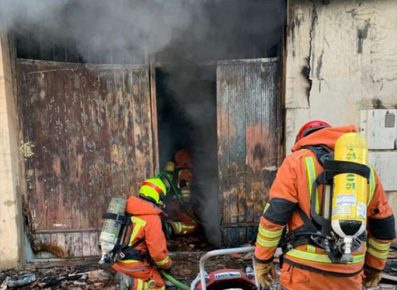 Efectivos de bomberos interviniendo en el incendio de Riba-roja. /EPDA