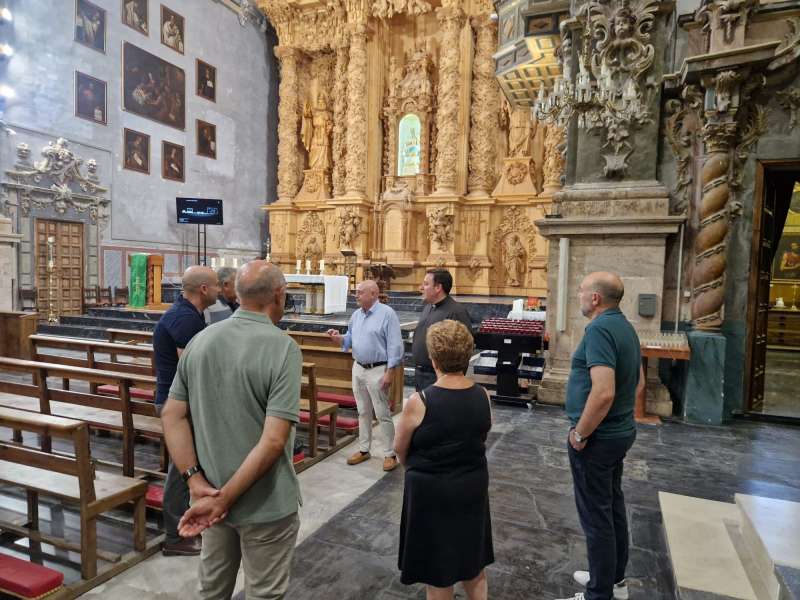 Paco Teruel en su visita a la Iglesia Arciprestal de Chelva. EPDA