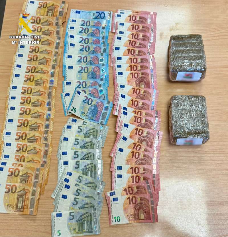 Billetes y paquetes incautados por la Guardia Civil.EPDA