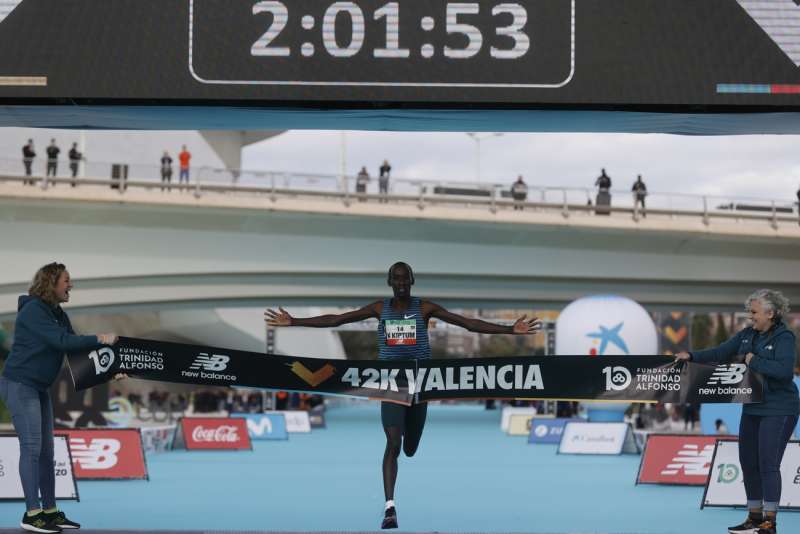 El atleta keniano Kelvin Kiptum a su llegada a meta como ganador de la cuadragsima segunda edicin del Maratn Valencia Trinidad Alfonso 2022, en una foto de archivo EFE  Kai Forsterling
