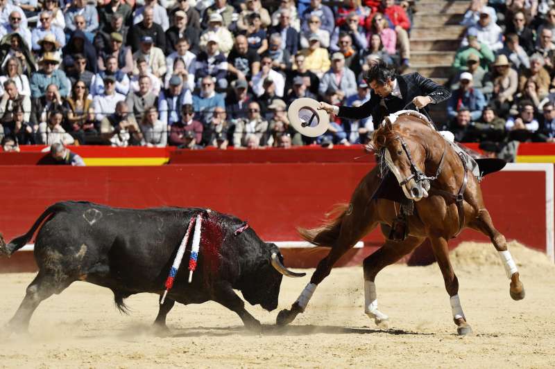 El rejoneador Diego Ventura contra un toro de la ganader�a Mar�a Guiomar durante la Corrida de rejones de la Feria de Fallas celebrada este domingo en Valencia. EFEAna Escobar
