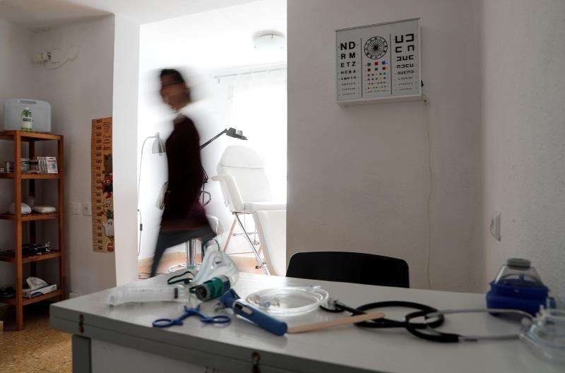 En la imagen, una de las terapeutas en el espacio del centro que recrea la consulta del médico./ EFE