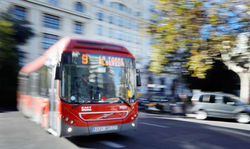 Un autobs de la Empresa Municipal de Transporte circula por el centro de Valncia. EFEKai Frsterling
