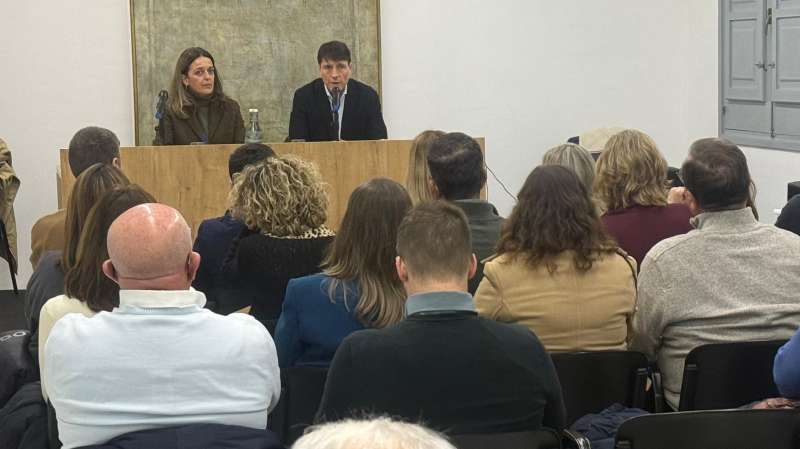 Un instante de la reuni�n con la consellera Nuria Mart�nez para hablar de la nueva ubicaci�n del futuro Palacio de la Justicia de X�tiva.  EPDA