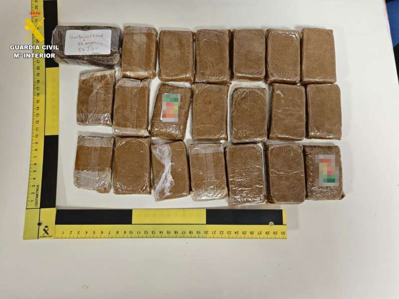 Imagen de la droga incautada facilitada por la Guardia Civil.  EPDA