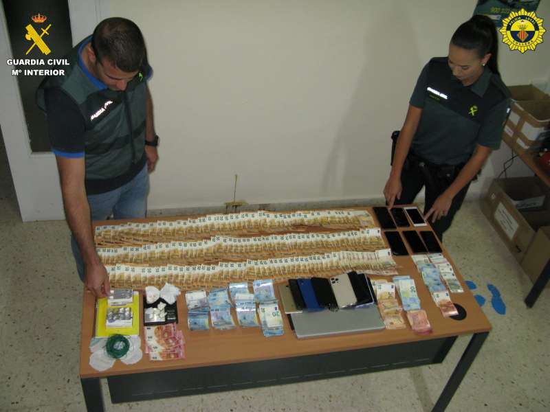 Dinero y objetos confiscados por la Guardia Civil. /EPDA