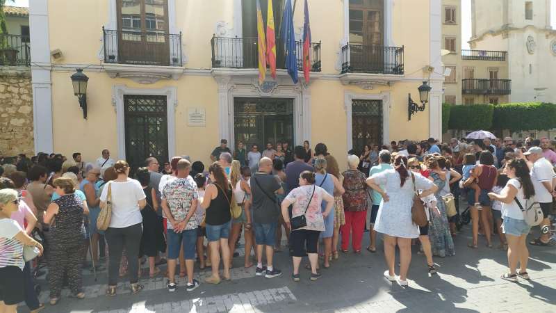 Concentración en el Ayuntamiento de Alginet./EPDA