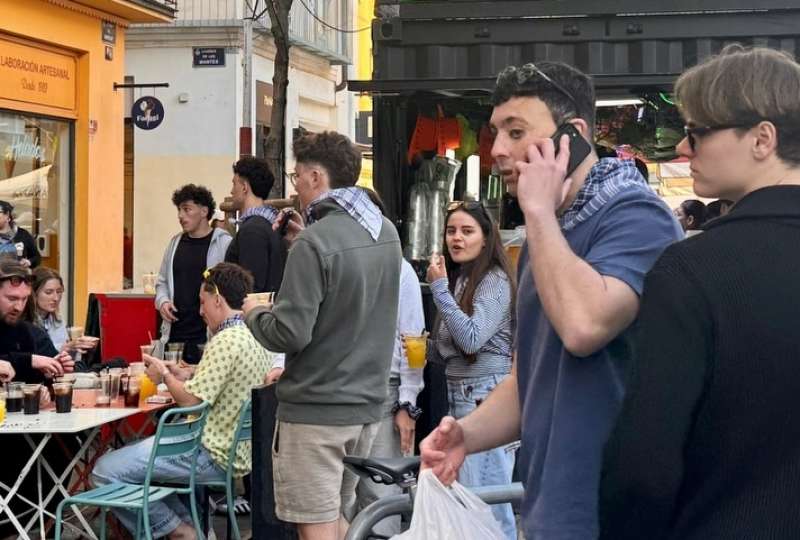 Una calle de Russafa (Valencia) durante estas Fallas.  EPDA