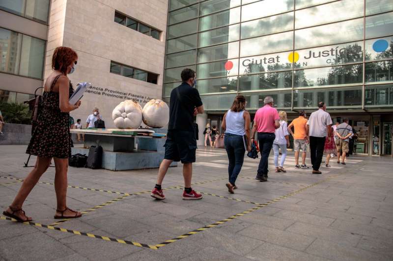 Varias personas hacen cola para acceder a la Ciudad de la Justicia de Valncia.Archivo EFE Biel Alio
