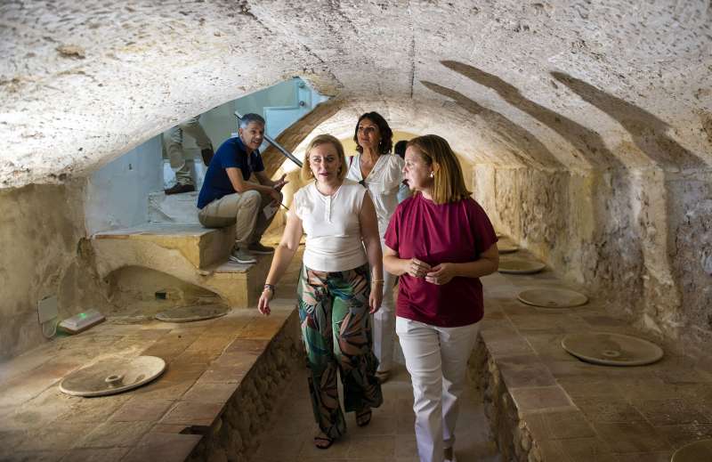 Natàlia Enguix y Reme Mazzolari en el Palacio de los Malferit de Aielo. EPDA