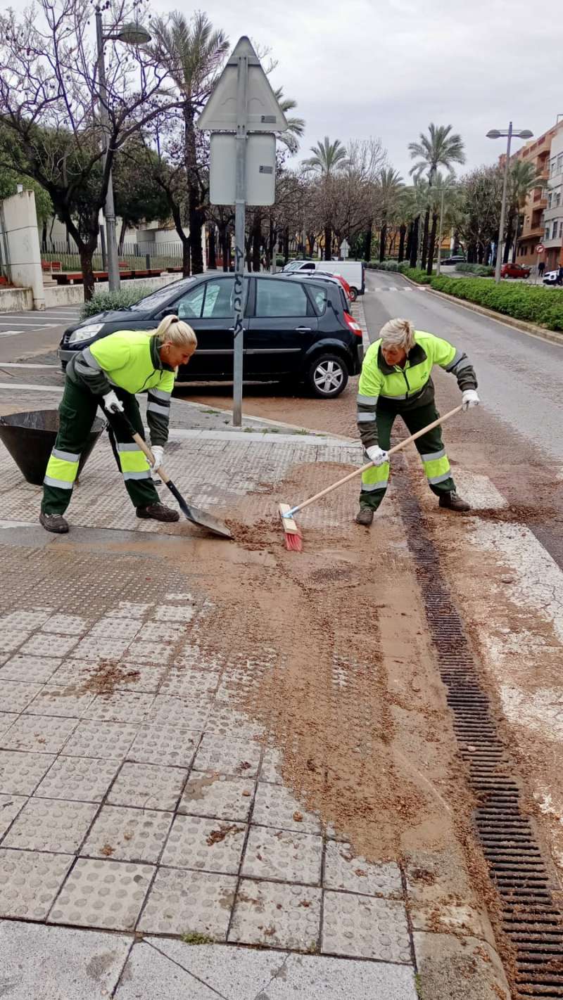 Labores de limpieza tras las lluvias en Paterna. /EPDA 
