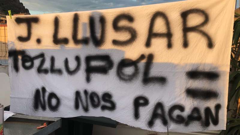 Pancarta denunciando los impagos en Joaquín Llusar. EPDA