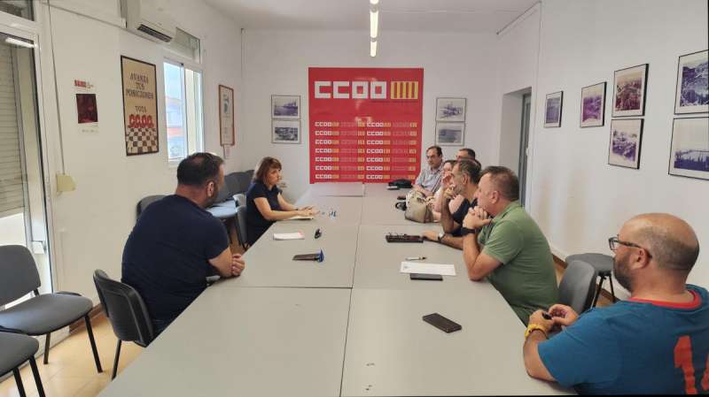 Un instant de la reuni entre representants de CCOO i Comproms en la seu del Port de Sagunt.  EPDA