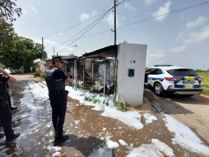 Agentes de la Polica Local de Valncia, en la casa incendiada en Carpesa. EFEAyuntamiento de Valncia
