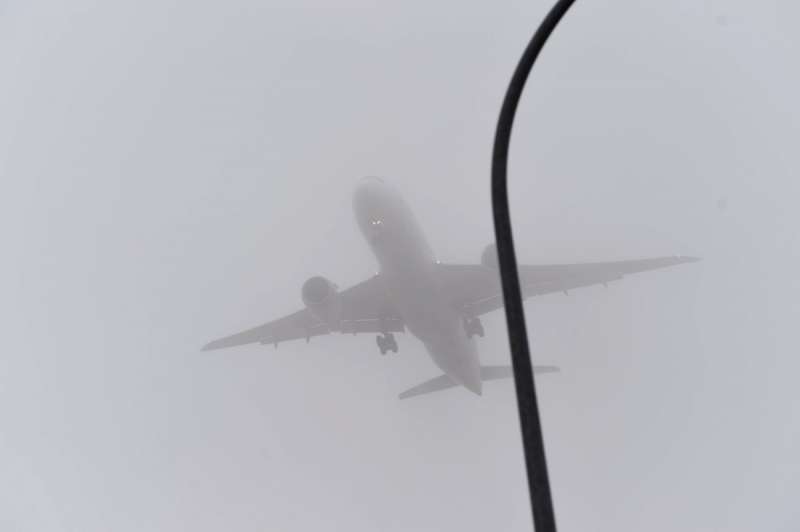 Vista de un avión en fase de aterrizaje en un día de temporal. EFE/ Fernando Villar/Archivo
