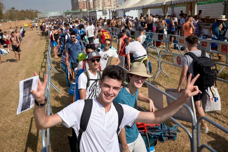 Decenas de jóvenes hacen cola para acceder a las instalaciones del Medusa Sunbeach Festival de Cullera (Valencia) del 2022. EFE/Natxo Francés