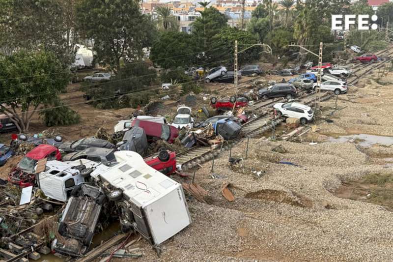 Vista general de las vas del tren a su paso por la localidad de Alfafar tras las intensas lluvias de la fuerte dana que afecta especialmente el sur y el este de la pennsula ibrica. EFERaquel Segura
