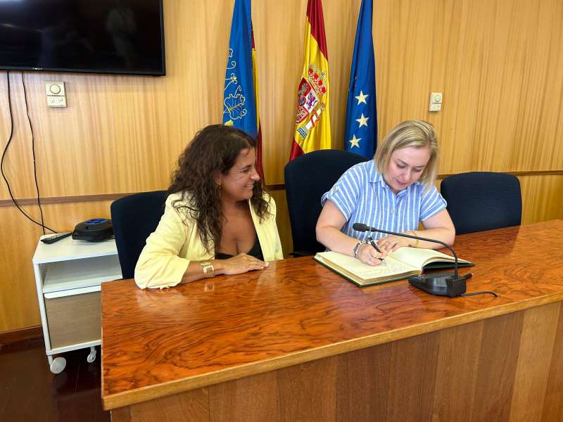 Lalcaldessa de Sant Antoni de Benaixeve, Eva Mara Tejedor, i la vicepresidenta de la Diputaci de Valncia, Natlia Enguix. EPDA