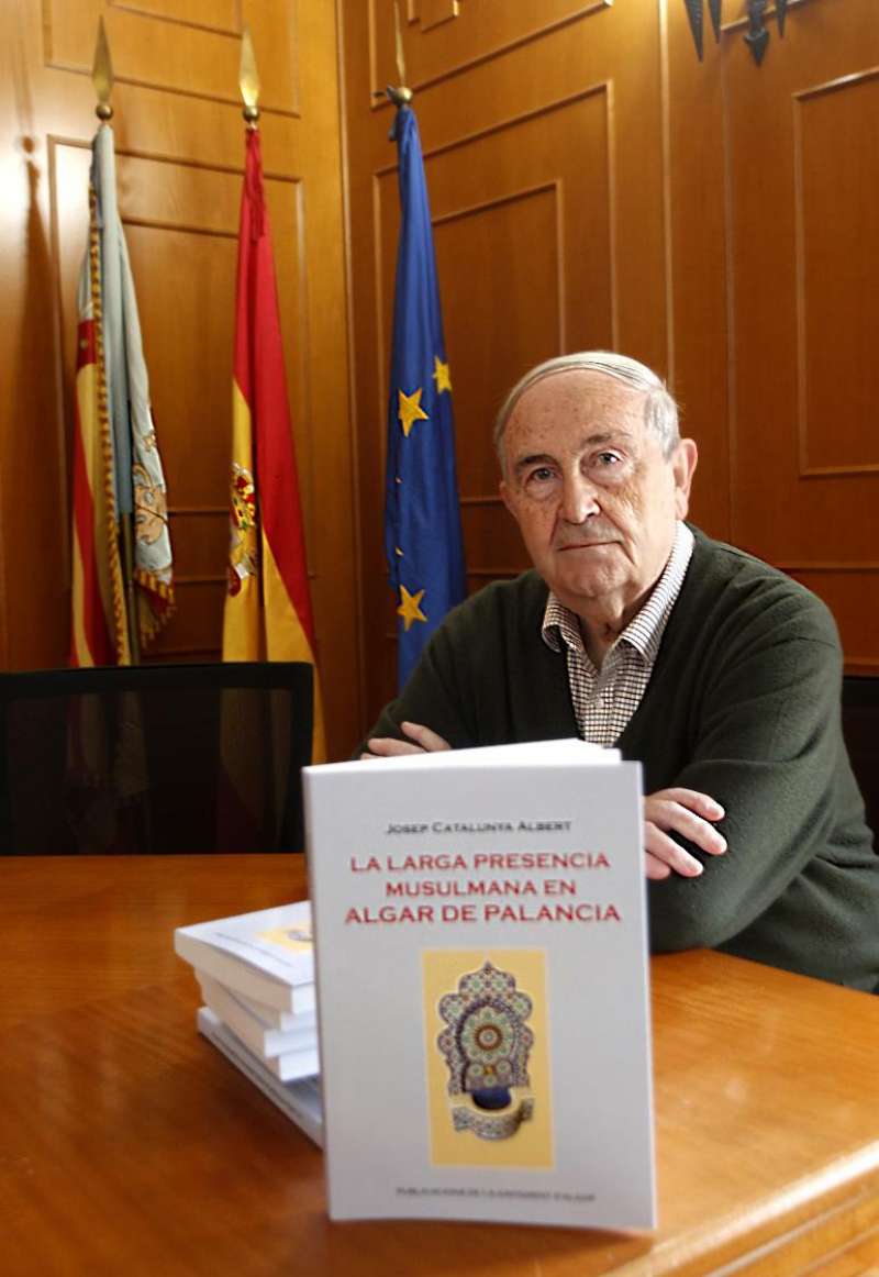 Josep Catalunya, cronista oficial de Algar de Palancia, en el Salón de Plenos del Ayuntamiento junto con el libro. / EPDA