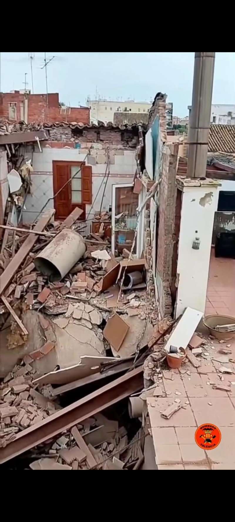 Imagen extrada de un vdeo del derrumbe facilitado por los bomberos de Valencia.  EPDA
