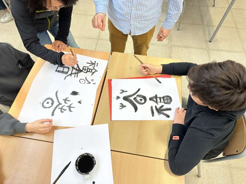 Los alumnos practican la caligrafía china. EPDA