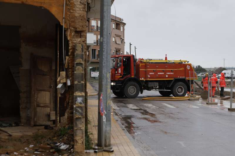 Imagen de archivo de bomberos forestales haciendo achiques en Catarroja. EFEKai F�rsterling Archivo
