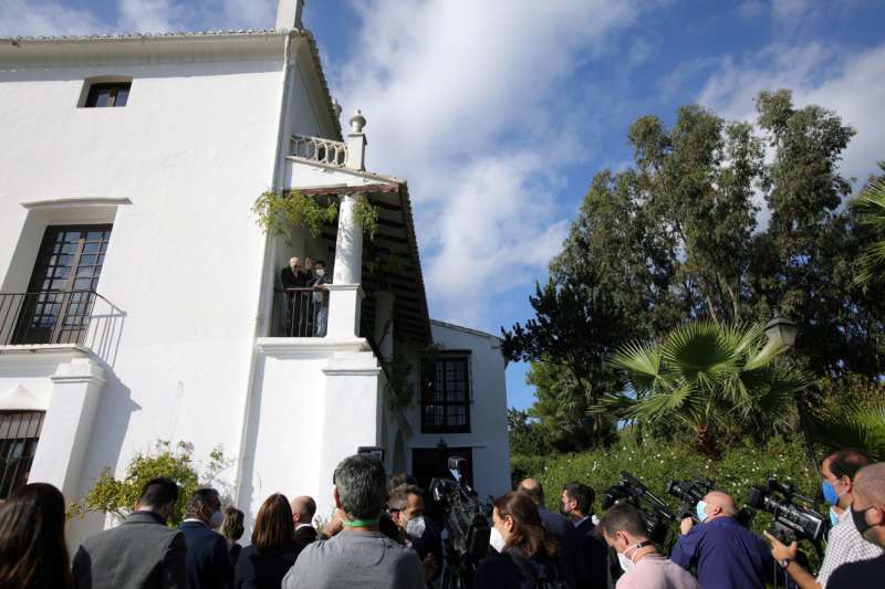 Imagen de archivo en la que el poeta valenciano Francisco Brines celebra con la prensa ,en su casa familiar en Oliva (Valencia), la concesión del Premio Cervantes 2020. EFE/ Natxo Francés
