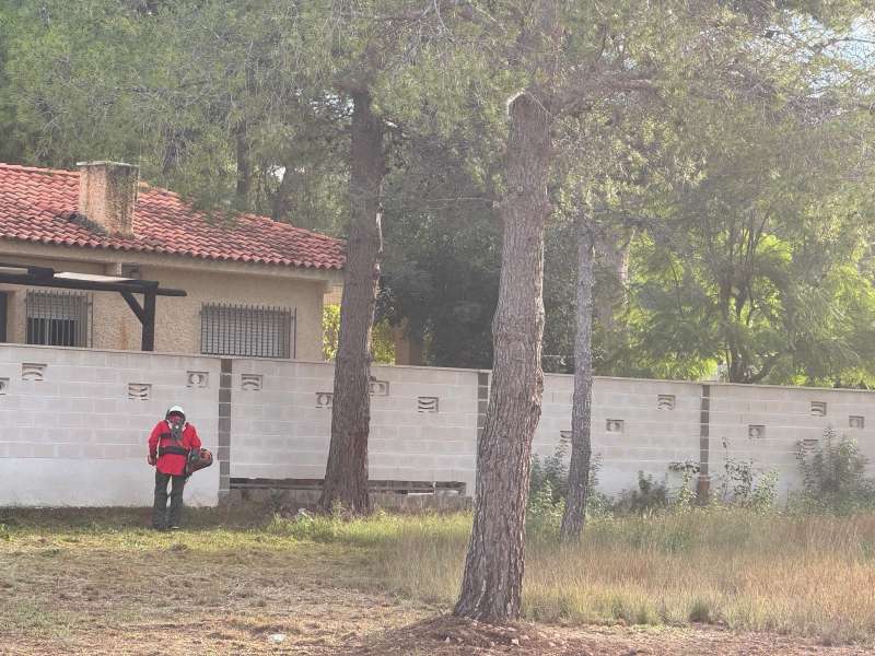 Un operari de la brigada forestal dOlocau. EPDA