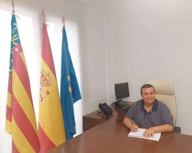 El alcalde de Pedralba, Andoni Len, en su despacho en el ayuntamiento. EPDA