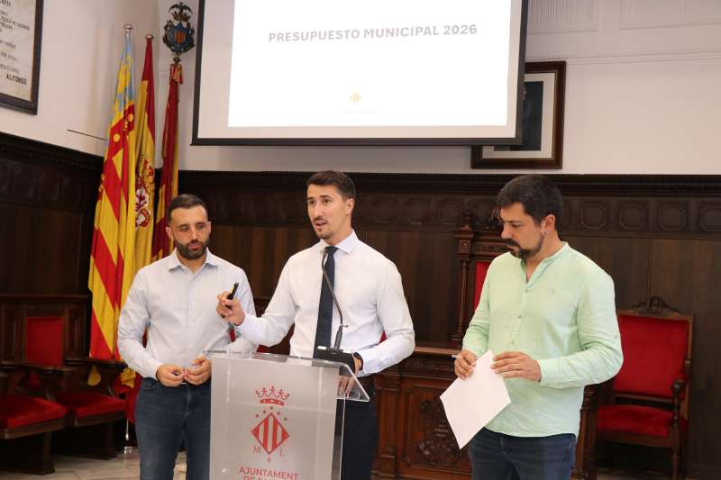 De izquierda a derecha, el alcalde, Daro Moreno; el concejal de Hacienda, Toni Iborra; y el concejal de EU-Podem en el equipo de gobierno, Roberto Rovira.  Foto: Aj. Sagunt