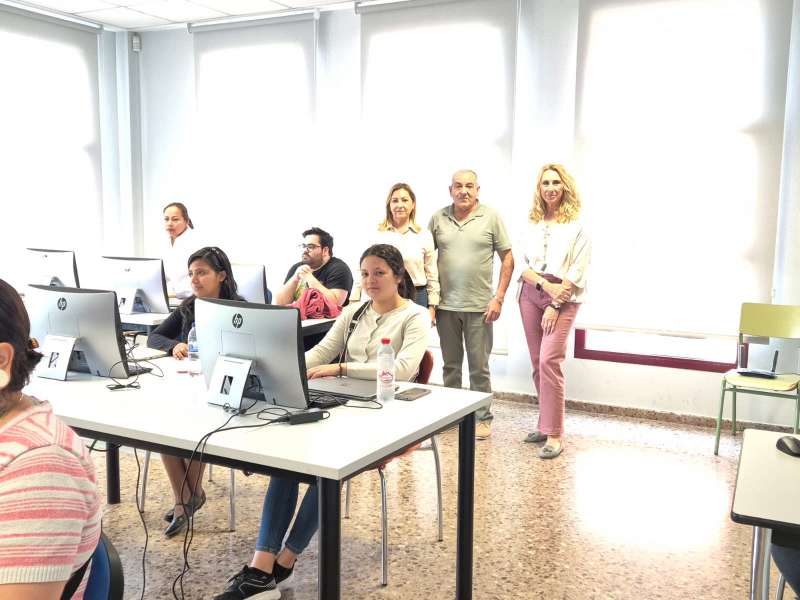 El concejal de Empleo, Julio Fernndez junto a tcnicos en la presentacin de una de las sesiones celebradas del Club de Empleo de Paterna.  EPDA