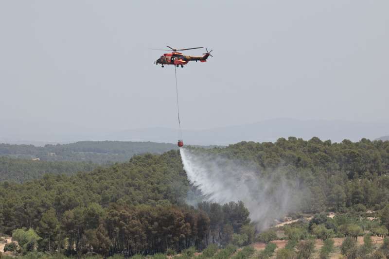 Imagen de archivo de las labores de extinción del incendio forestal en Venta del Moro (Valencia). EFE/ Biel Aliño/Archivo
