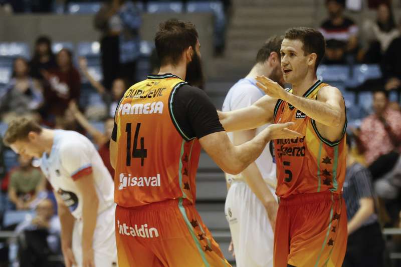Los jugadores dl Valencia Basket Bojan Dubljevic (i) y San Van Rossom (d) celebran una victoria. EFE/ Lavandeira jr/Archivo

