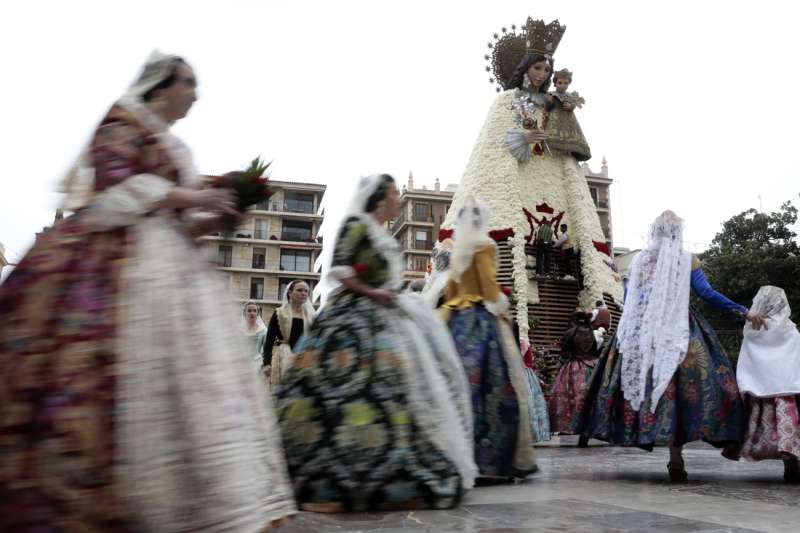 Un grupo de falleras desfila durante la Ofrenda de Flores. EFE/Ana Escobar/Archivo

