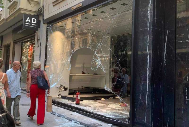 El escaparate donde han alunizado los ladrones. EFEC.Toldr
