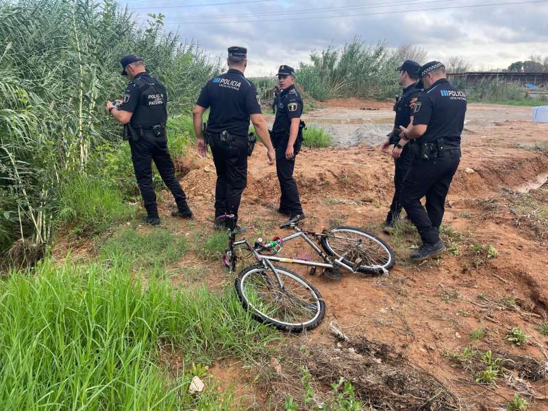 Momento en el que agentes de la Policía Local de Paterna localizaron la bicicleta de la víctima. /EFE