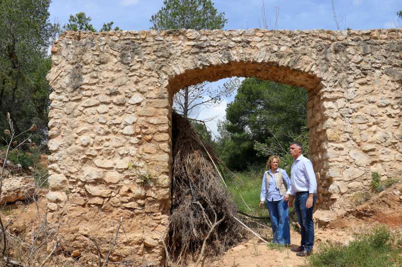Lalcaldessa, Amparo Folgado, i el regidor, Gozalvo, visiten els Arquets. EPDA
