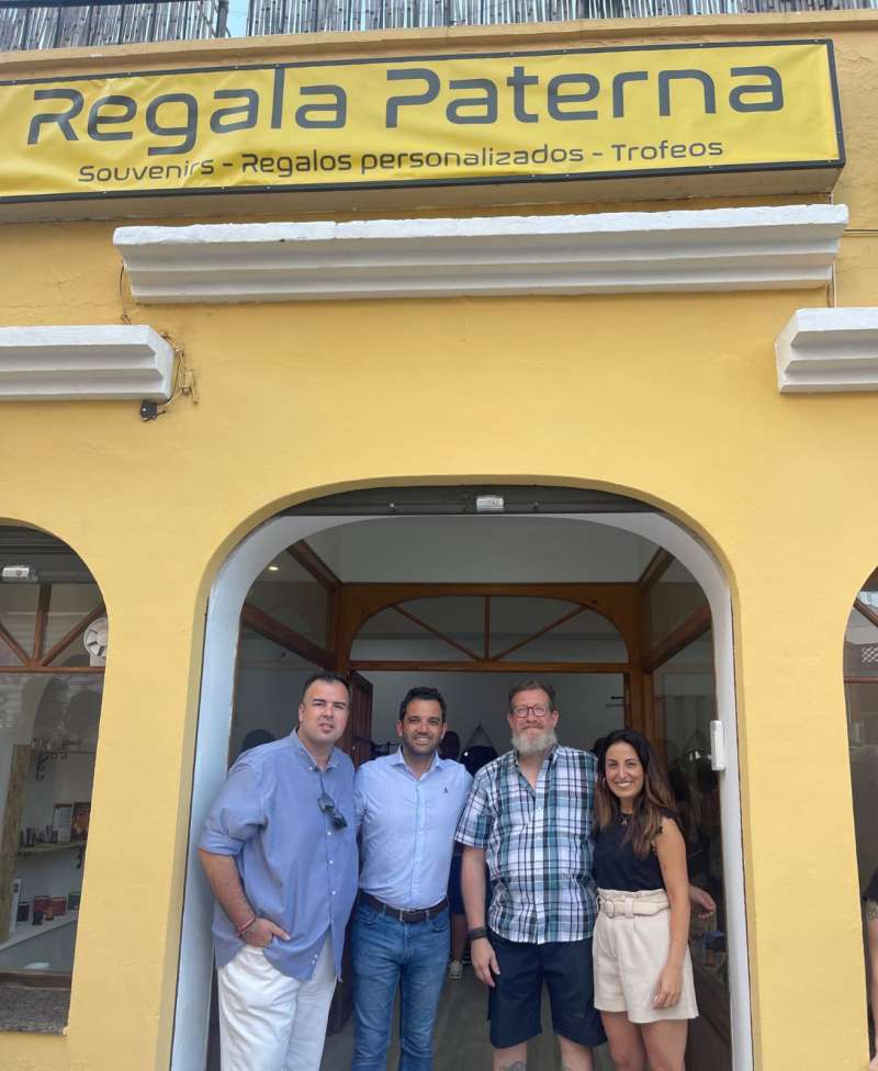 El alcalde, Sagredo, el concejal de Comercio y la teniente alcalde durante la apertura de un nuevo comercio en Paterna este verano. EPDA