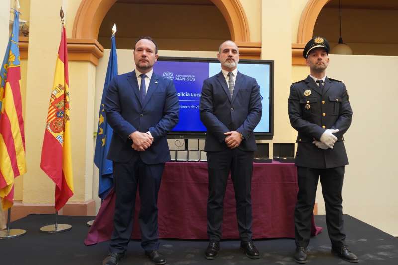 El alcalde de Manises (i) en el acto de este viernes de homenaje a la Polic�a Local. EFEAyto Manises
