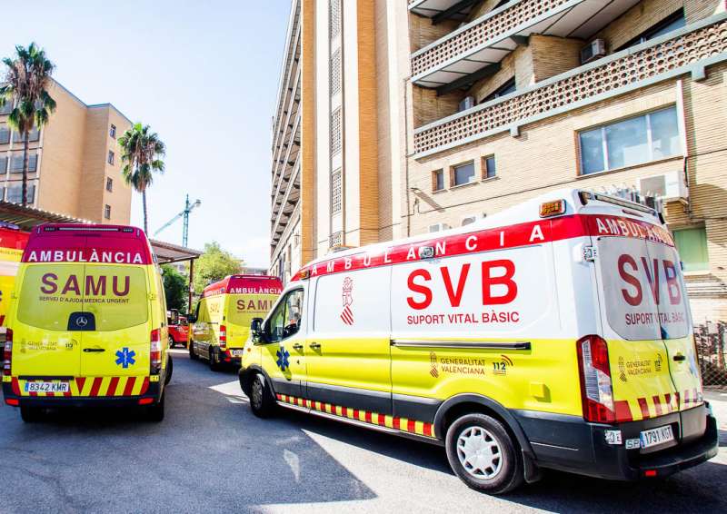 Han sido trasladados al hospital en  dos unidades SVB. /EPDA