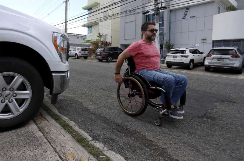 Una persona cruza una calle en silla de ruedas. EFE/Archivo
