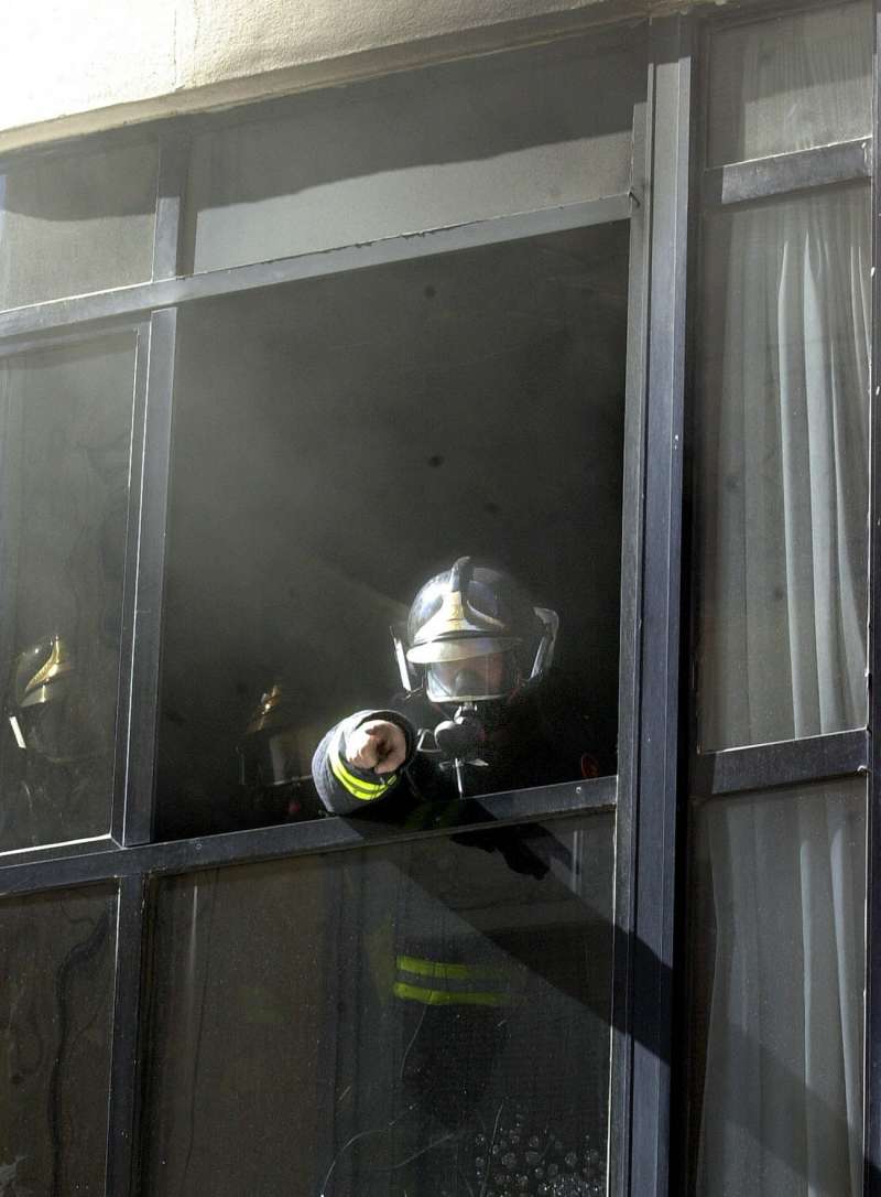 Bombero trabajando en la extinción de un incendio en València.EFE/J.C.CARDENAS.
