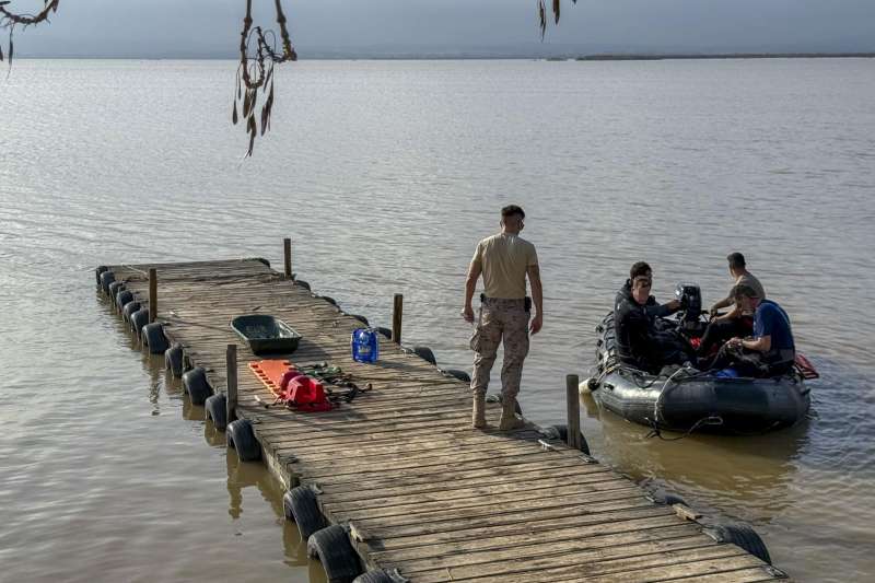 Buzos de las Fuerzas Especiales de Cartagena peinan distintas zonas de la Albufera en bsqueda de cadveres. EFERaquel Segura