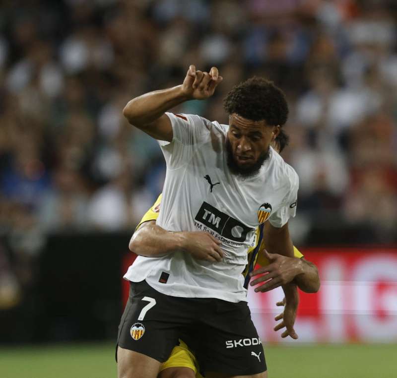 El jugador del Valencia Arnaut Danjuma (delante) pelea por el baln con el jugador del Oviedo, Lucas Ahijado. EFEKai Frsterling