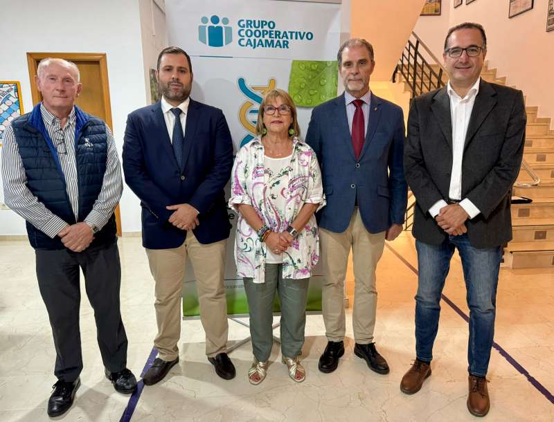 La alcaldesa de Picassent, Conxa Garcia, con los participantes en el congreso. EPDA