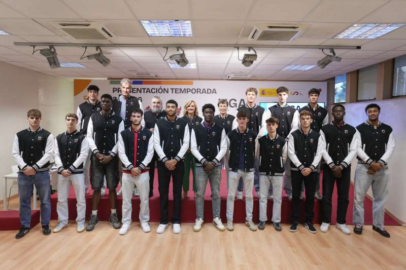 La ministra de Educaci�n, Formaci�n Profesional y Deportes, Pilar Alegr�a (4i detr�s); la presidenta de la FEB, Elisa Aguilar (4d detr�s); el presidente de la ACB, Antonio Mart�n (2i detr�s), y el presidente del Consejo Superior de Deportes (CSD), Jos� Manuel Rodr�guez Uribes (3i detr�s), junto a varios jugadores el d�a de la presentaci�n de la Liga U de baloncesto para jugadores sub 22. EFEBorja