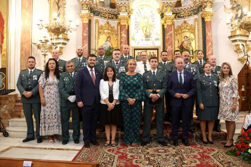 Alcaldes y alcaldesas de la comarca con los mandos de la Guardia Civil en la iglesia. EPDA