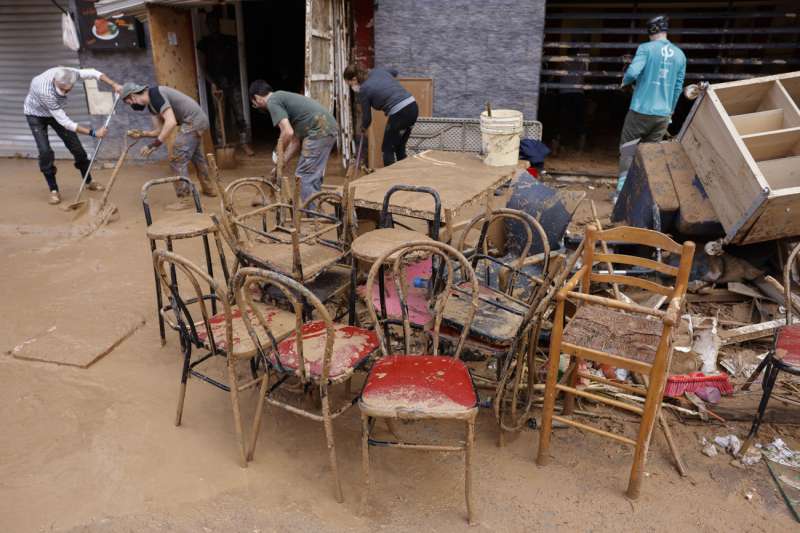 Vecinos limpian las calles de Paiporta. EFE Ana Escobar
