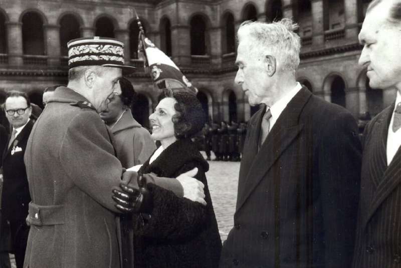 El General De Gaulle abraza a Virtudes Cuevas. EPDA